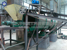 新型有機(jī)肥濕法造粒現(xiàn)場